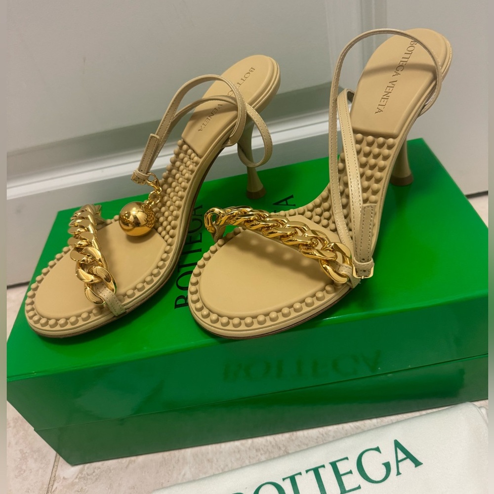 Brand New $1800 BOTTEGA VENETA Beige Dot Heeled Sandals size 37